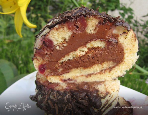 Рулет с черешней и шоколадным кремом Рулет с черешней и шоколадным кремом