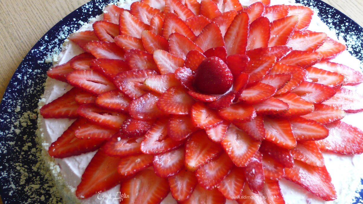 Клубничный торт с творожным кремом