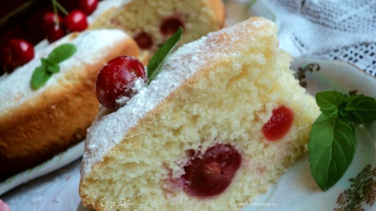 Пирог из манки с черешней