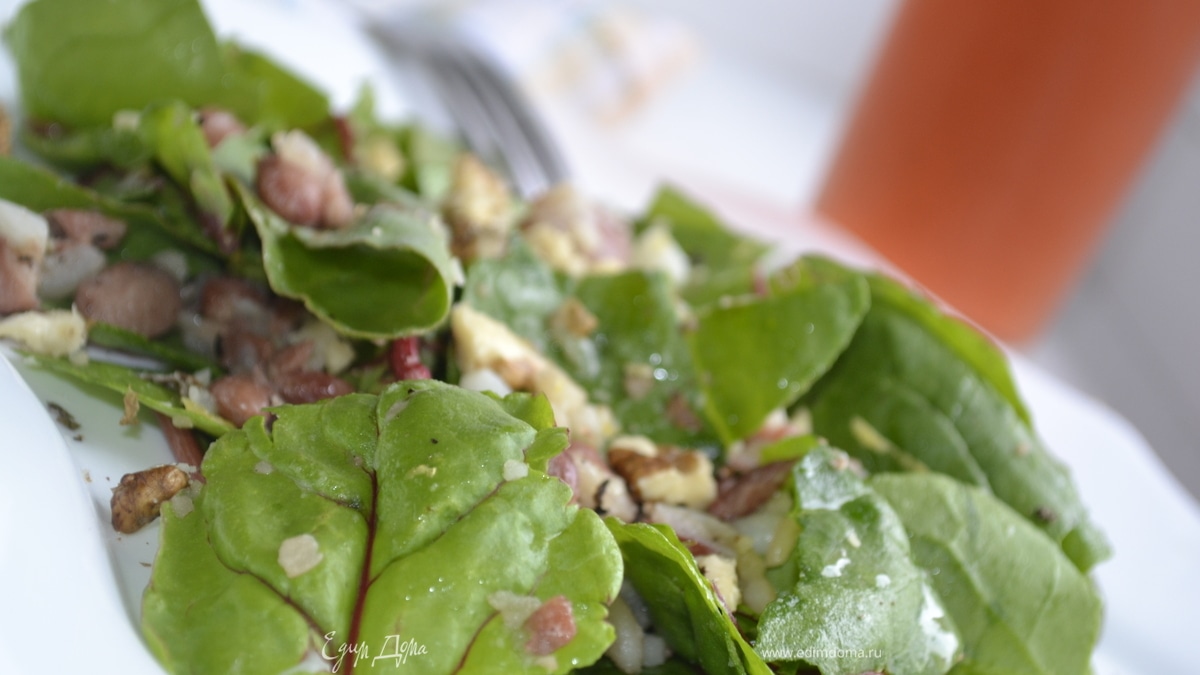 Салат из свежих листьев мангольда и шпината с фасолью