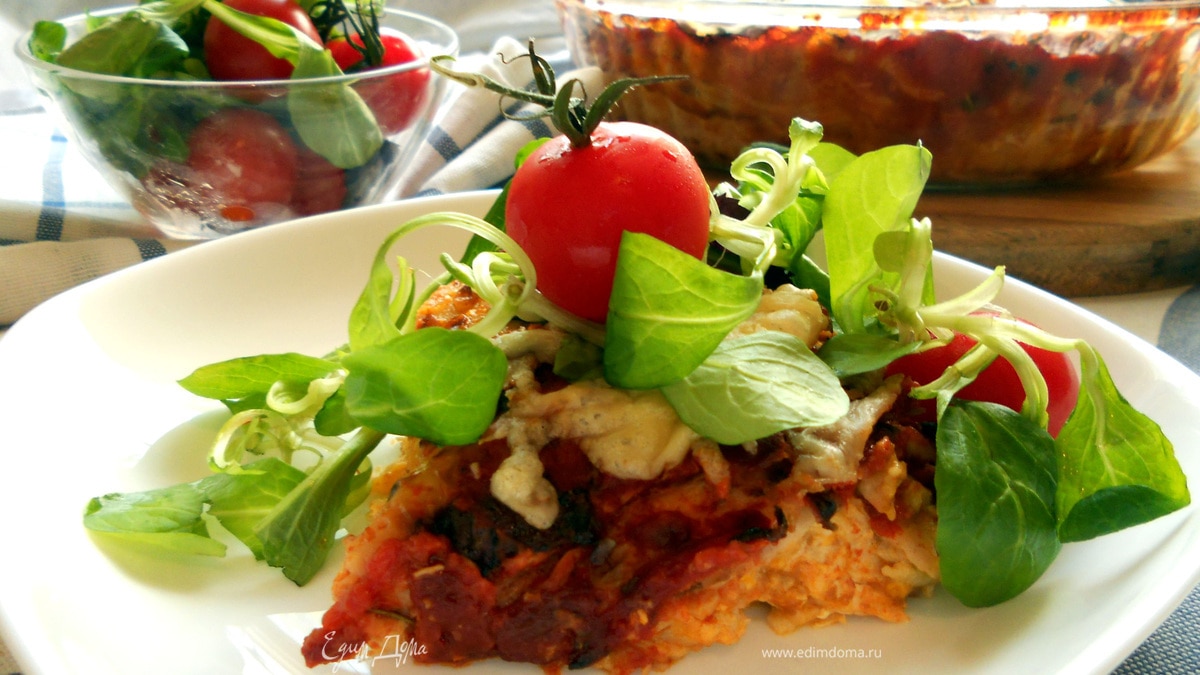 Лазанья из ржаных блинчиков с курицей, томатами и базиликом