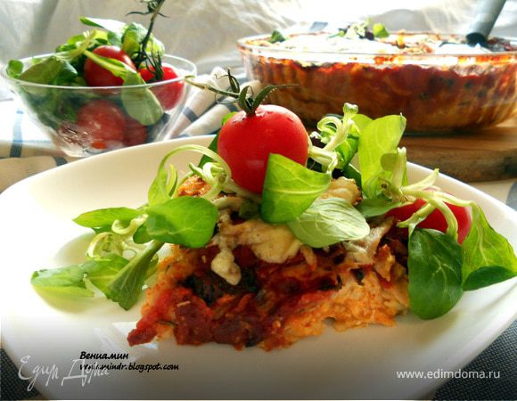 Лазанья из ржаных блинчиков с курицей, томатами и базиликом