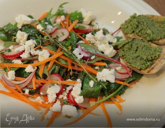 Весенний салат с козьим сыром и сальсой верде Весенний салат с козьим сыром и сальсой верде
