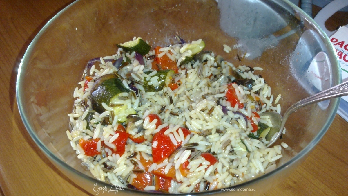 Салат из смеси риса с печеными овощами