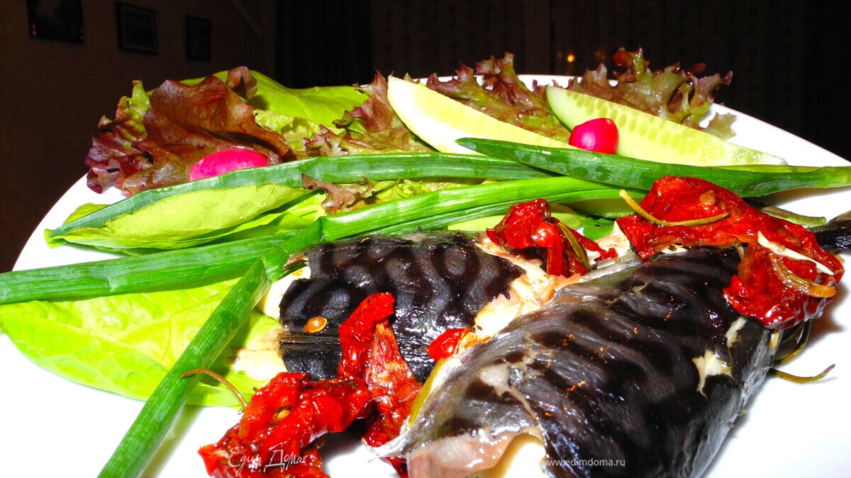 Гастроподарки. Запеченная скумбрия с вялеными помидорами и розмарином