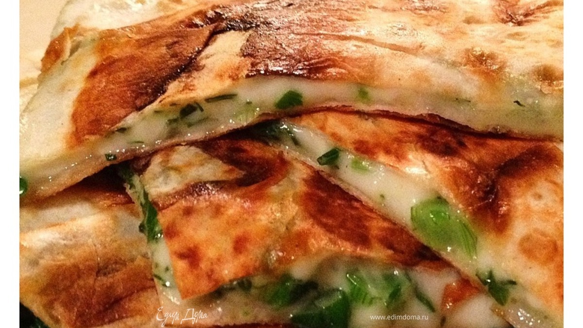 Сулугуни с зеленью в лаваше