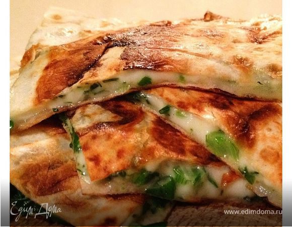 Сулугуни с зеленью в лаваше