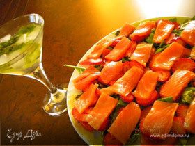 Салат с красной рыбой и клубникой "Кармэн"