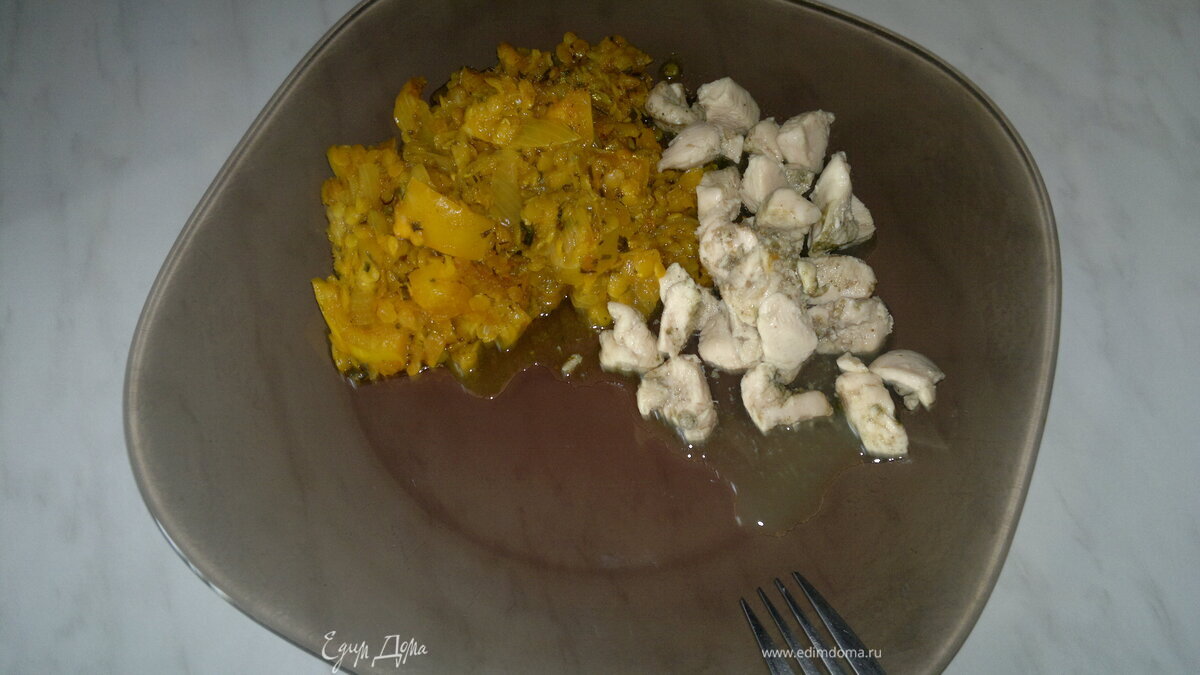 Чечевица с восточными специями, овощами и тушеная куриная грудка