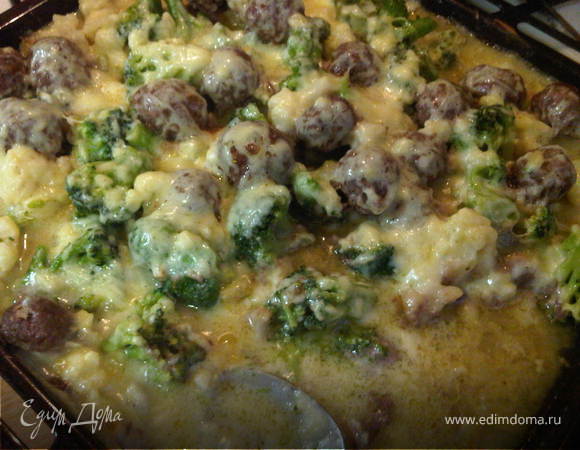 Брокколи и цветная капуста с фрикадельками под соусом "Бешамель"