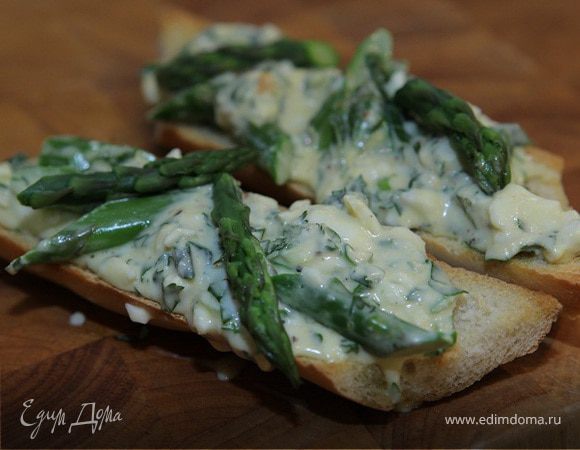 Кростини с яйцом, спаржей и маскарпоне Кростини с яйцом, спаржей и маскарпоне