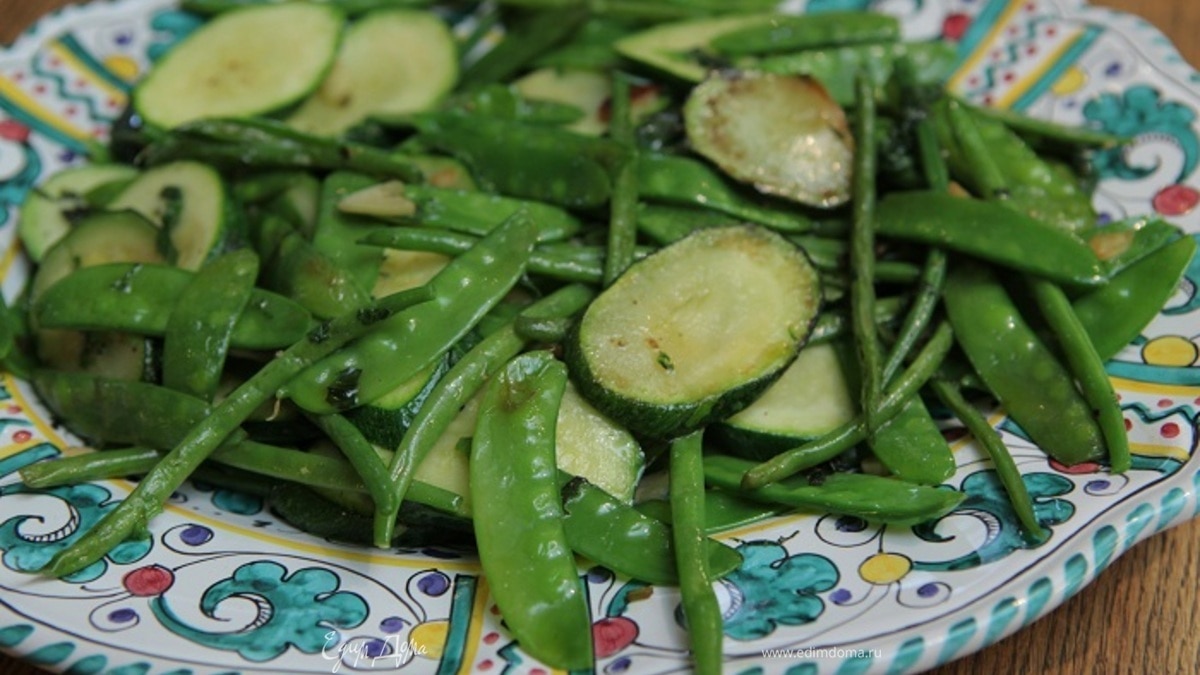 Теплый салат из цукини, фасоли и молодого гороха