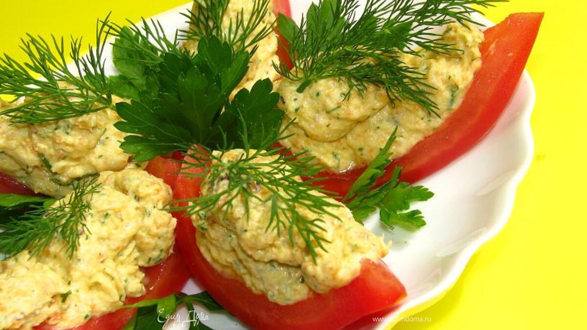 Закуска из куриного паштета со сливочным сыром и зеленью в лодочках из помидора