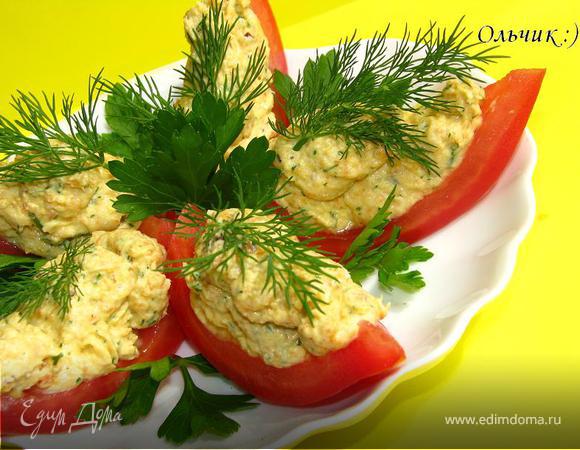 Закуска из куриного паштета со сливочным сыром и зеленью в лодочках из помидора Закуска из куриного паштета со сливочным сыром и зеленью в лодочках из помидора
