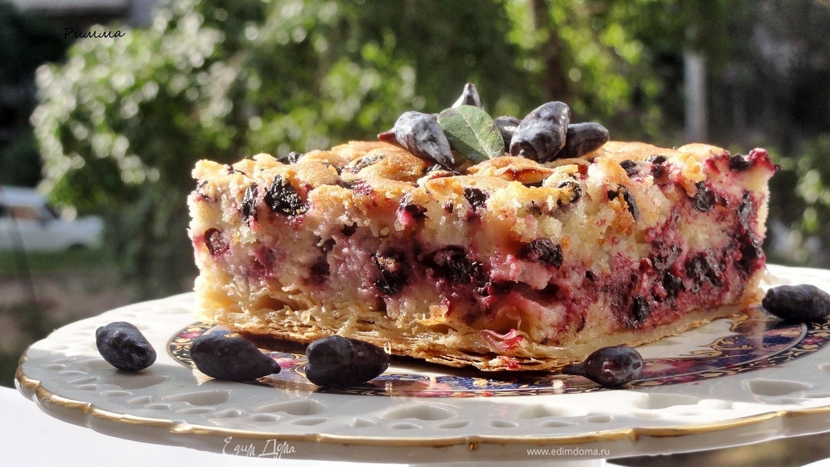 Пирог с кремом Франжипане и жимолостью