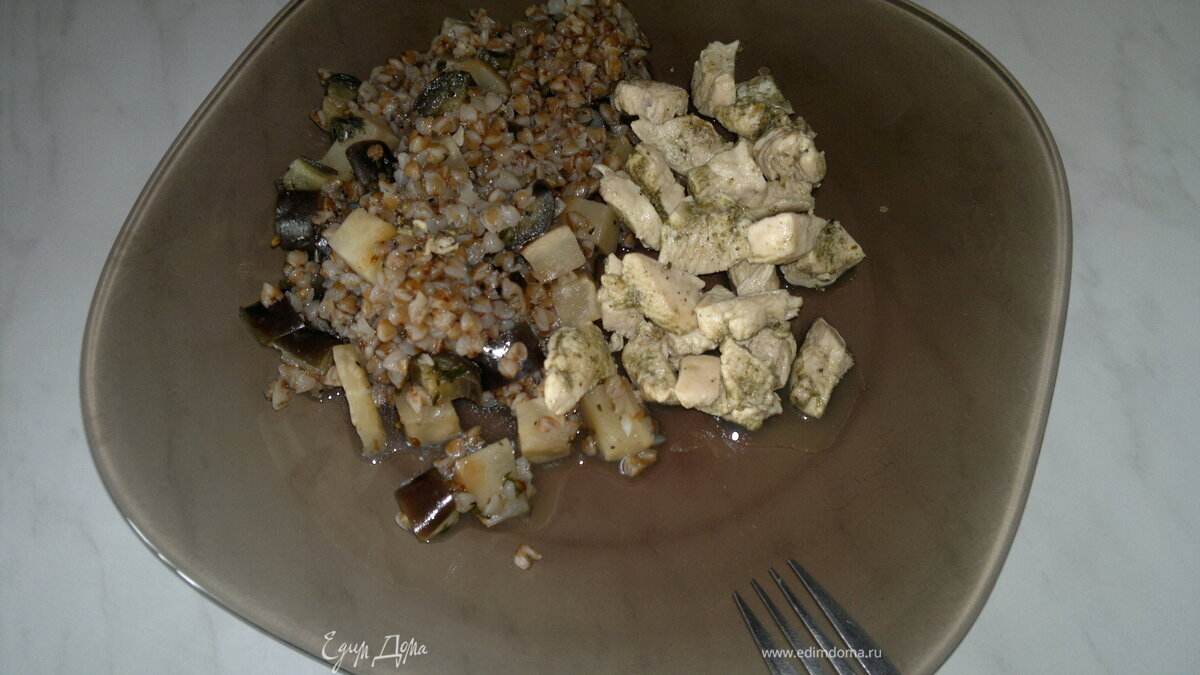 Куриные грудки с шалфеем и гречка с сельдеерем и баклажаном