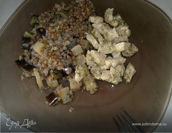 Куриные грудки с шалфеем и гречка с сельдеерем и баклажаном