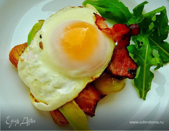 Тост с беконом и глазуньей