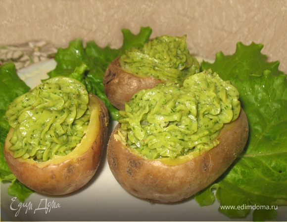 Картофель с зеленью, сыром и орешками