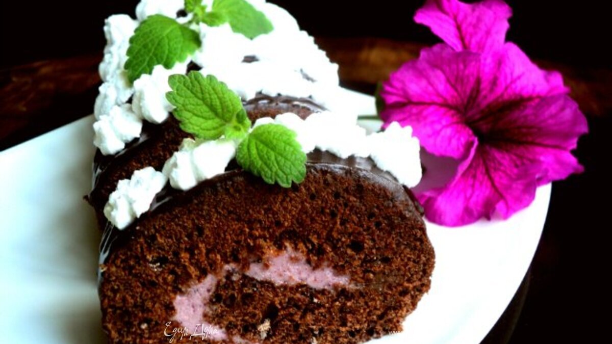 Шоколадный рулет с черничным муссом