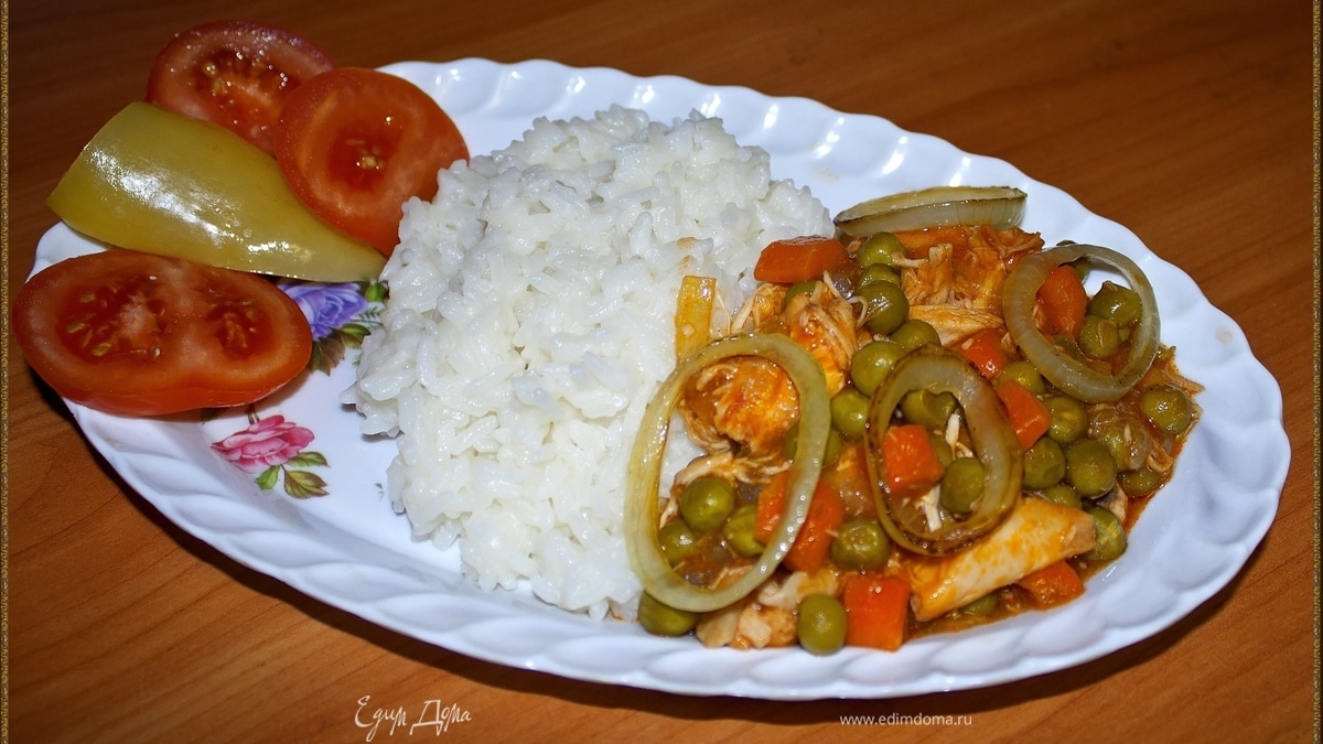 Курица с рисом и зеленым горошком