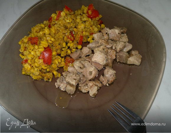 Чечевица с кукурузой и сладким перцем, свинина с паприкой и травами
