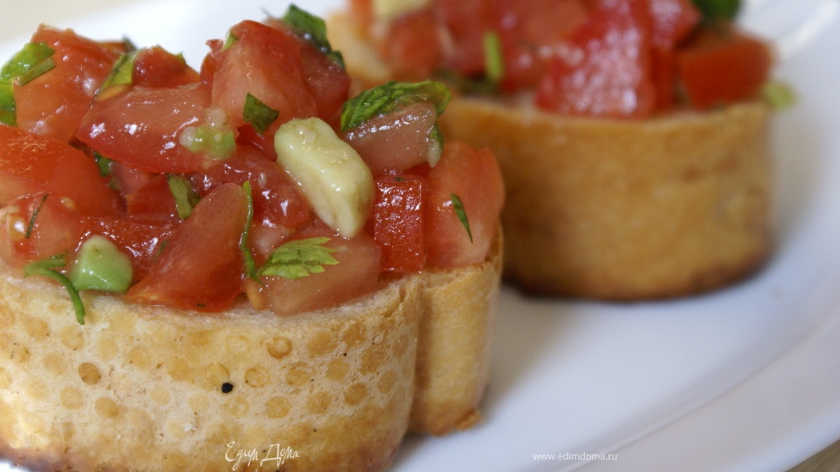 Брускетта с томатами и авокадо