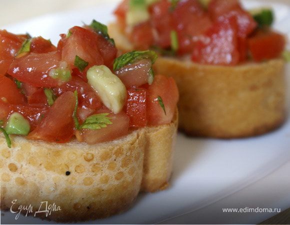 Брускетта с томатами и авокадо Брускетта с томатами и авокадо