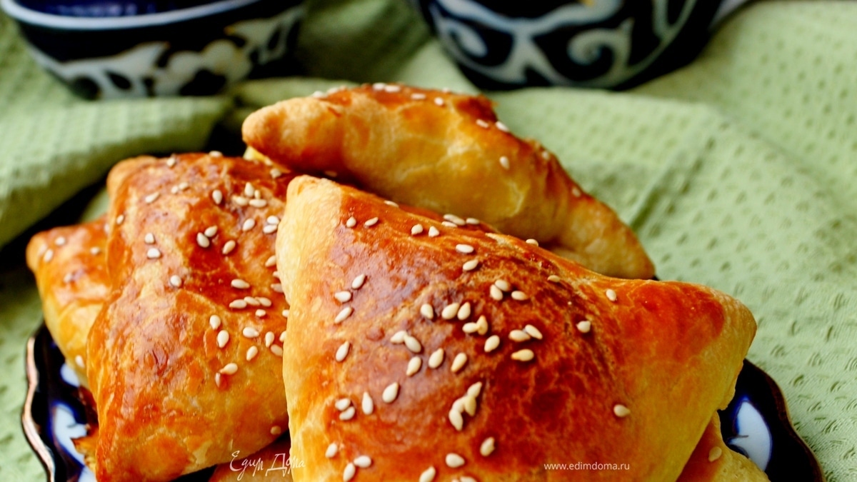 Самса из слоеного теста с картошкой