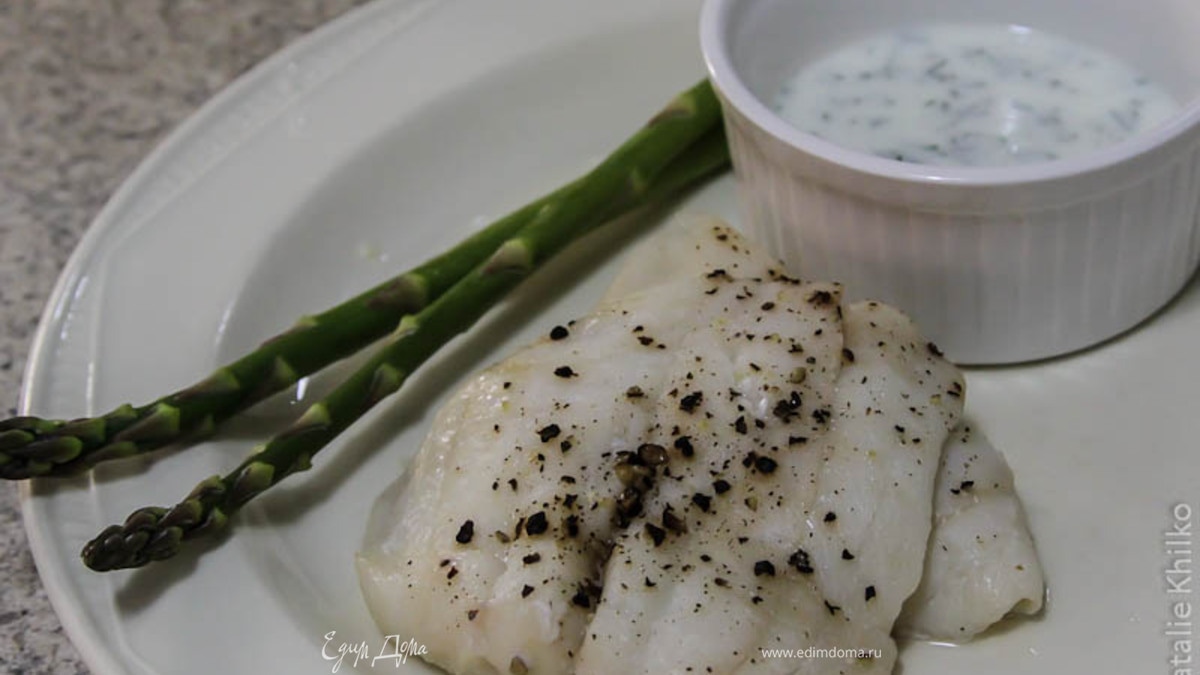 Рыбка, запеченная, диетическая, с соусом