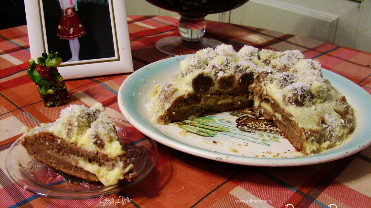 Шоколадный бисквитный торт с заварным кремом и кокосовыми шариками