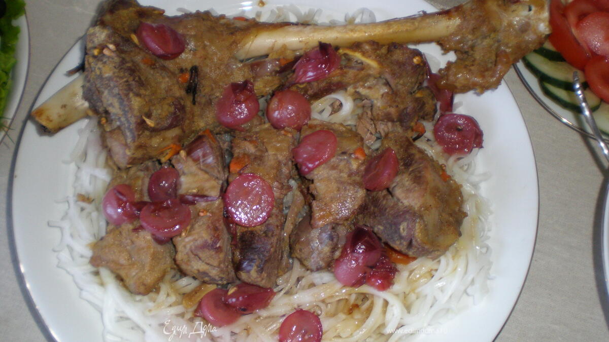 Баранья нога, запеченная с виноградом