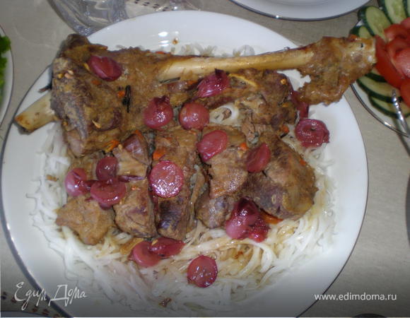 Баранья нога, запеченная с виноградом Баранья нога, запеченная с виноградом