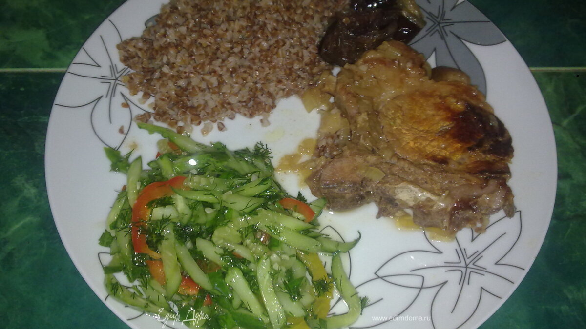 Антрекот в медово-горчичном маринаде, тушенный с черносливом