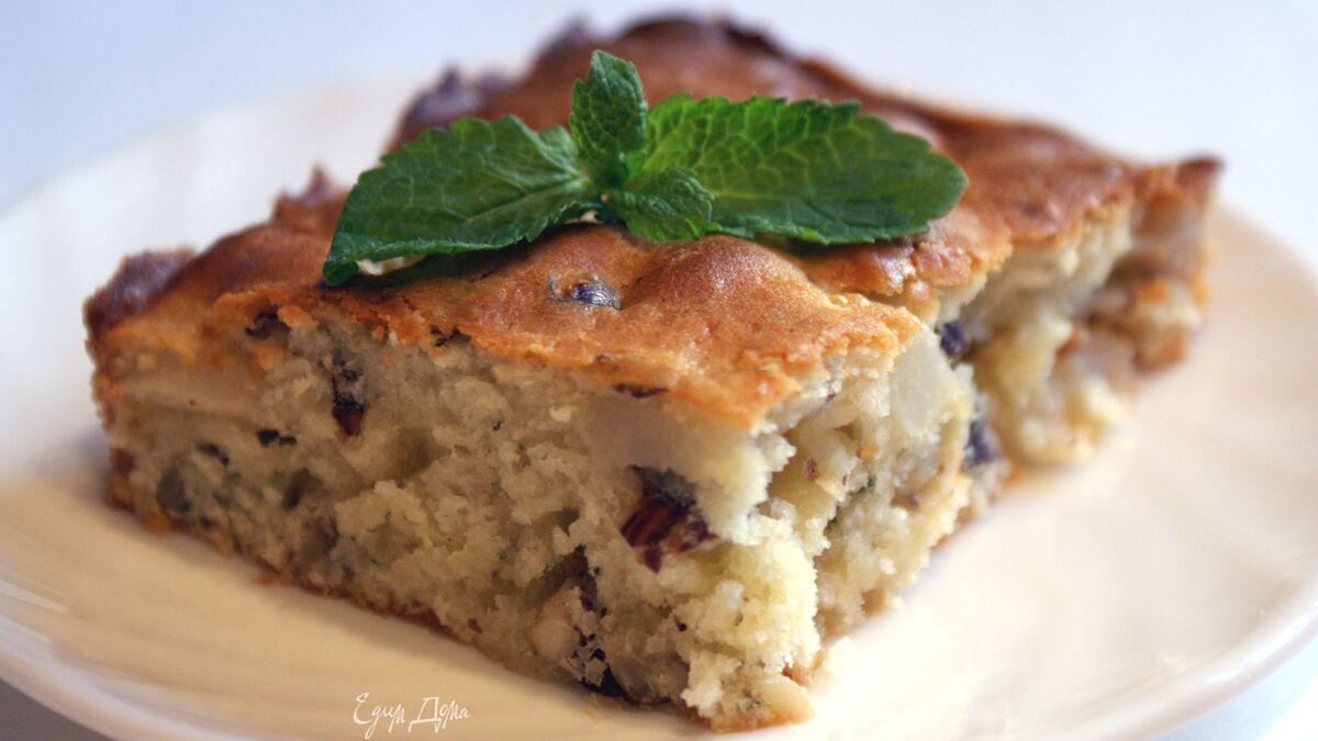 Грушевый пирог с мятой и фундуком