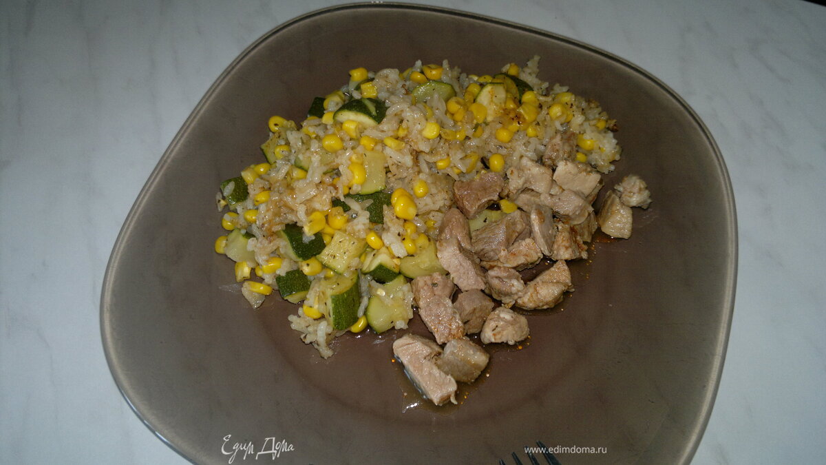 Рис с кукурозой, цукини и свиная лопатка с паприкой и эстрагоном