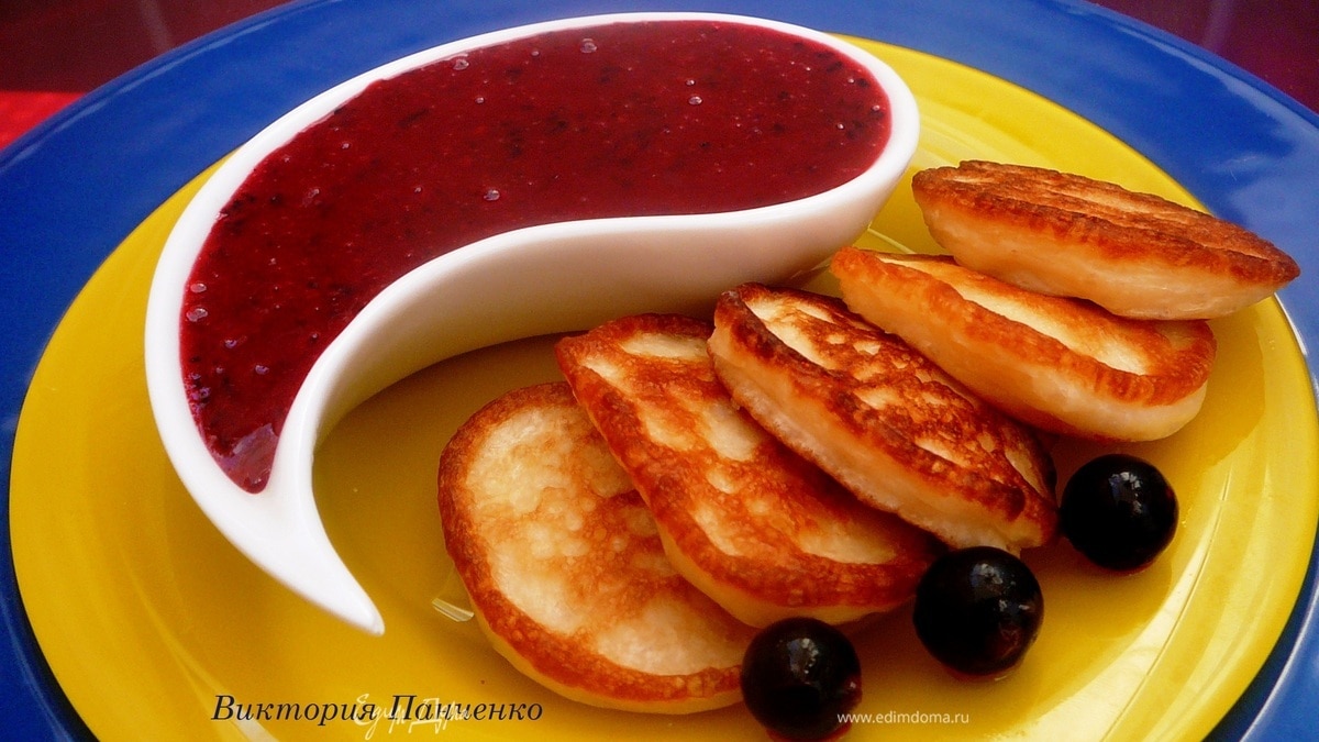 Оладьи на кефире с соусом из черной смородины. (Бонус - оладьи с яблочным припеком)