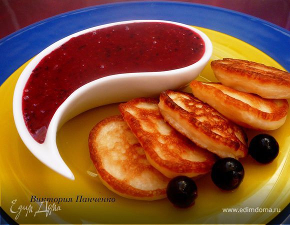Оладьи на кефире с соусом из черной смородины. (Бонус - оладьи с яблочным припеком)