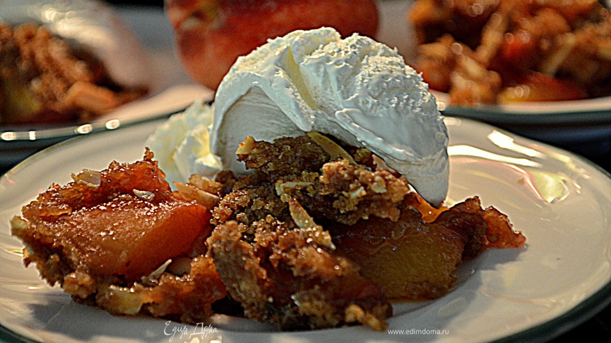 Персиковый крамбл с базиликом и миндалем