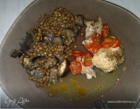 Запеченные куриные и индюшачьи бедра, серая чечевица с баклажаном и чесноком Запеченные куриные и индюшачьи бедра, серая чечевица с баклажаном и чесноком