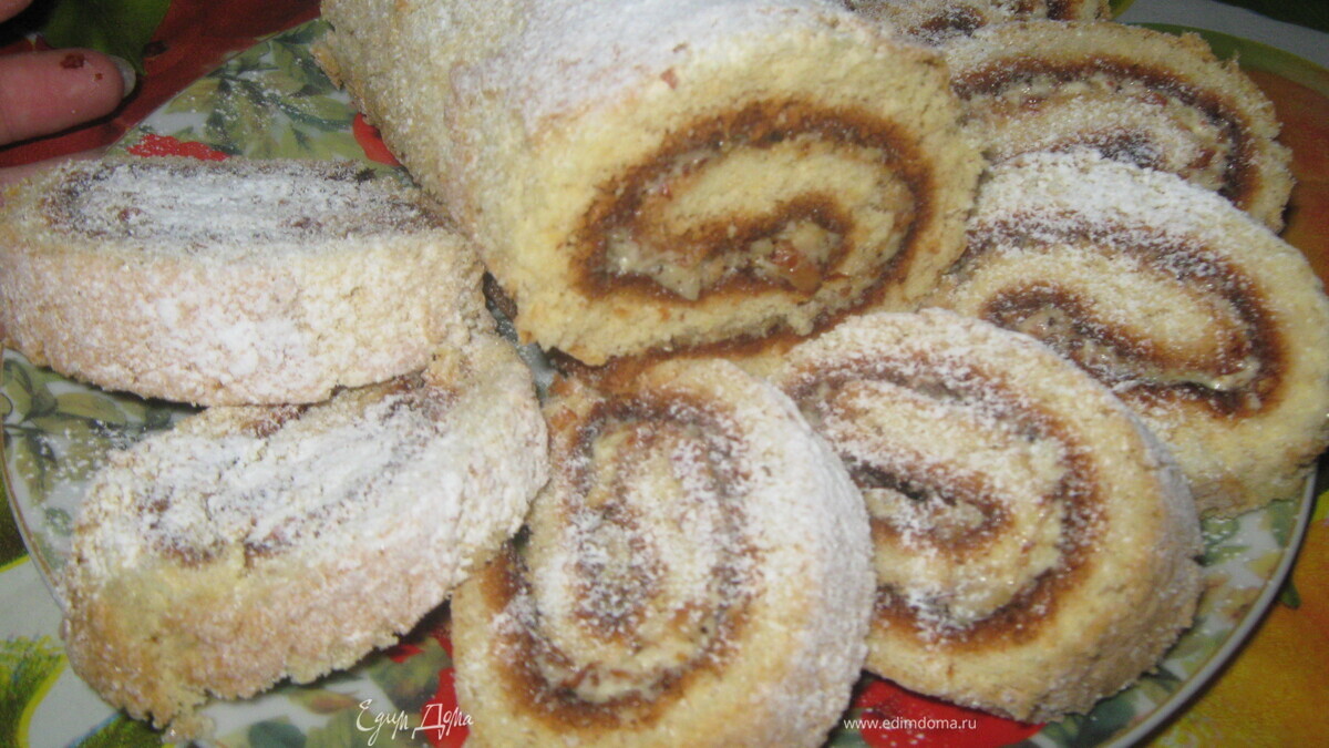 Рулет со сгущенным молоком и орехами