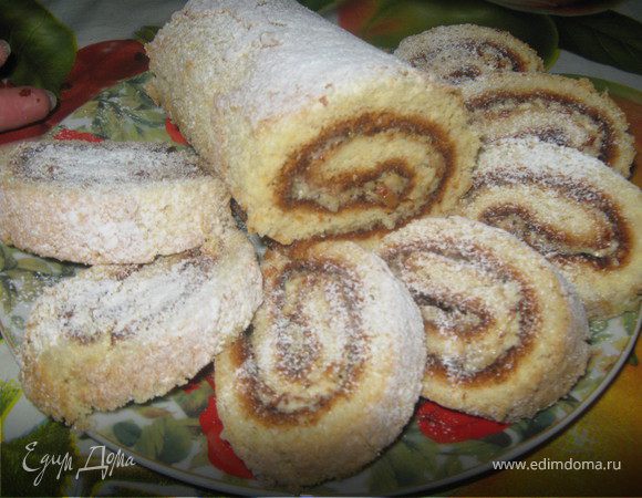 Рулет со сгущенным молоком и орехами Рулет со сгущенным молоком и орехами