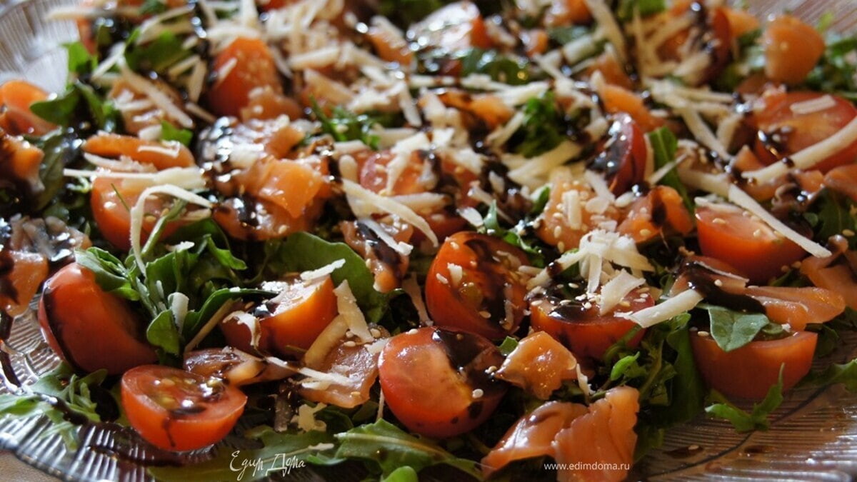 Салат с руколой и лососем