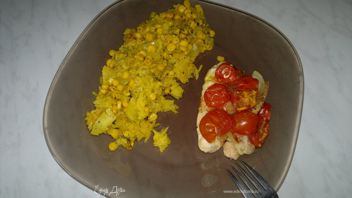 Запеченная куриная грудка и бедро индейки с кукурузным рисом