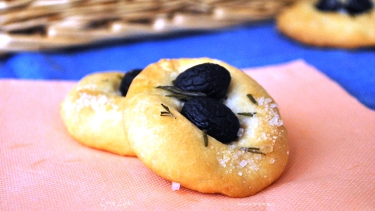 Лепешки с чесноком и розмарином