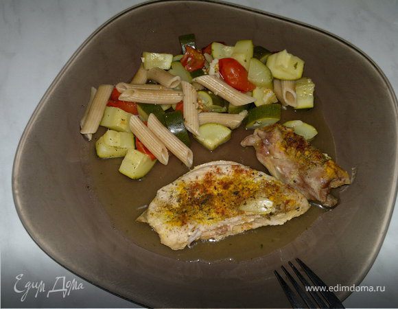 Запеченная птица с пастой из цукини и помидоров черри