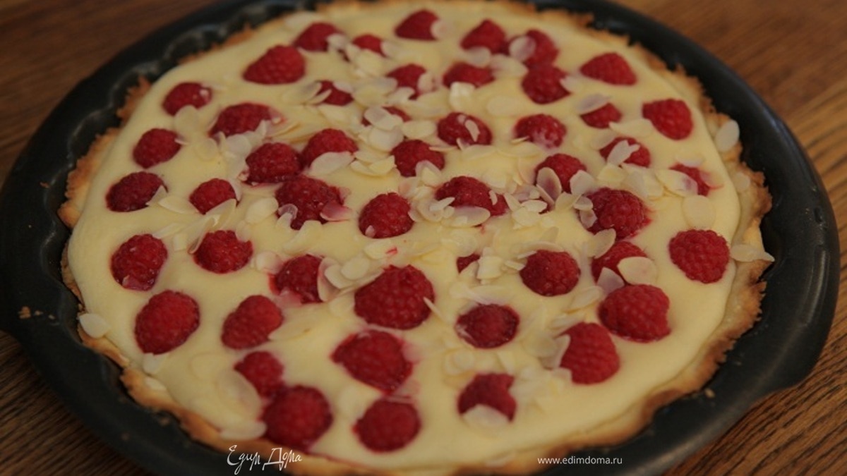 Тарт с малиной и миндалем