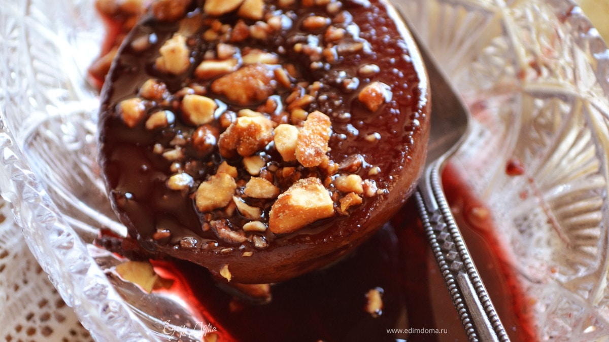 Груша в ягодно-винном сиропе с карамелизированными орешками