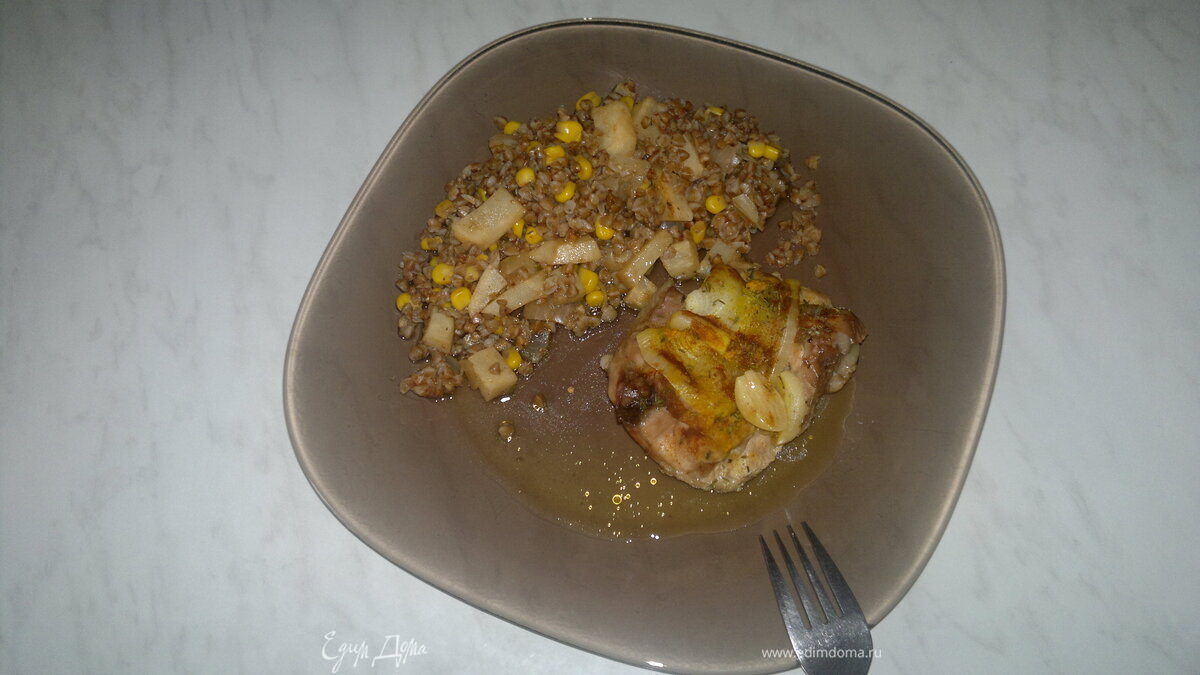 Бедро индейки из духовки и гречка с сельдереем и кукурузой
