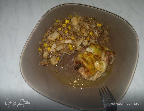Бедро индейки из духовки и гречка с сельдереем и кукурузой Бедро индейки из духовки и гречка с сельдереем и кукурузой